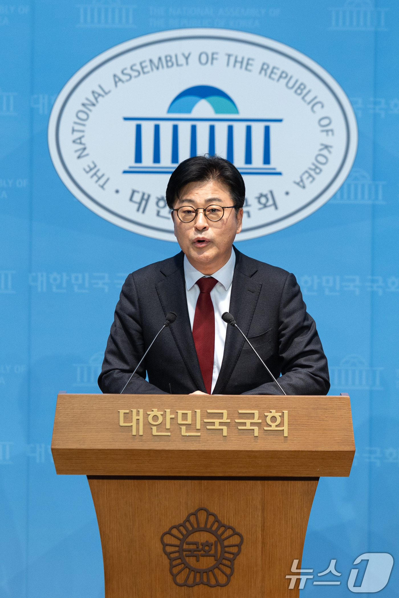 (서울=뉴스1) 이승배 기자 = 김종혁 전 국민의힘 최고위원이 12일 서울 여의도 국회 소통관에서 당 중앙윤리위원회 고발 기자회견을 하고 있다. 2026.2.12/뉴스1