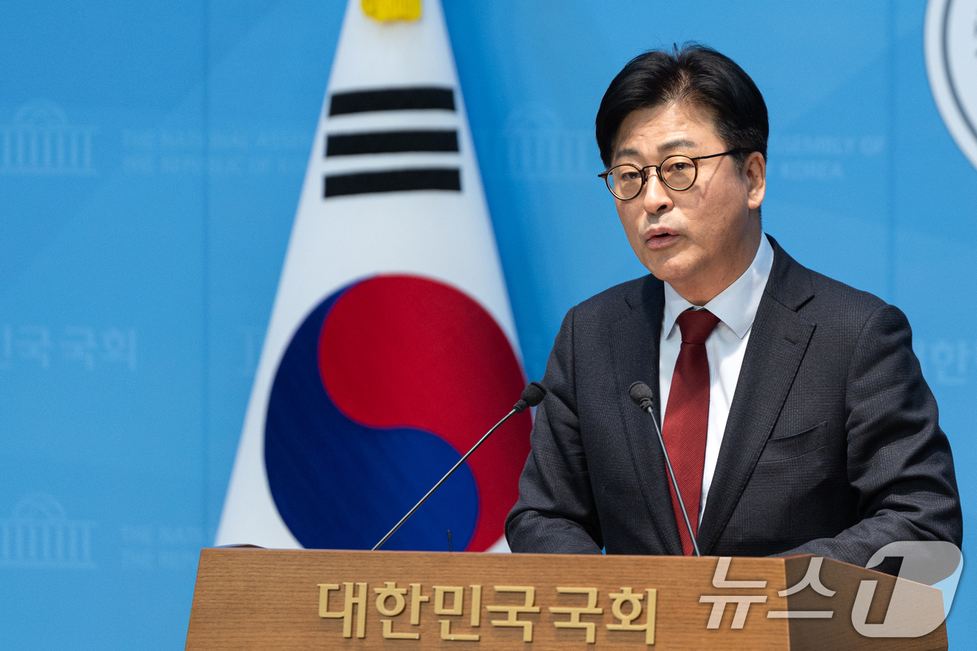 (서울=뉴스1) 이승배 기자 = 김종혁 전 국민의힘 최고위원이 12일 서울 여의도 국회 소통관에서 당 중앙윤리위원회 고발 기자회견을 하고 있다. 2026.2.12/뉴스1