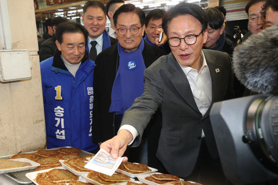 온누리 상품권으로 전 구입하는 김 총리