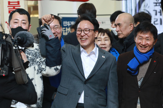 상인과 인사하는 김민석 총리