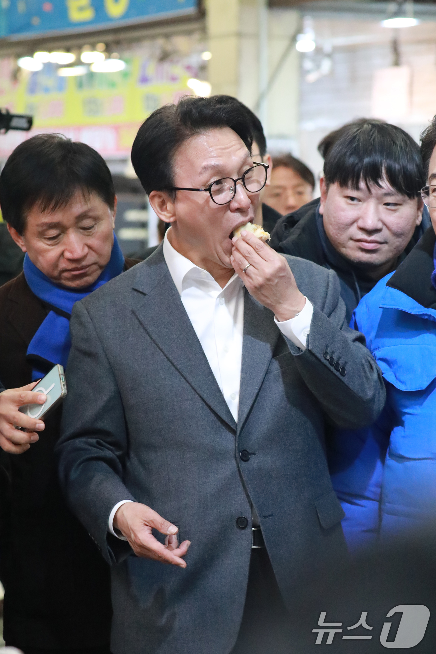 (청주=뉴스1) 김용빈 기자 = 김민석 국무총리가 12일 오후 설 명절을 앞두고 충북 청주시 육거리종합시장을 방문해 만두를 먹고 있다. 2026.2.12/뉴스1