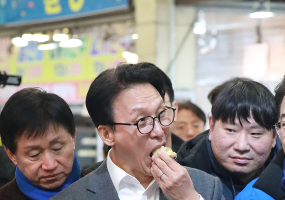 만두 먹는 김 총리