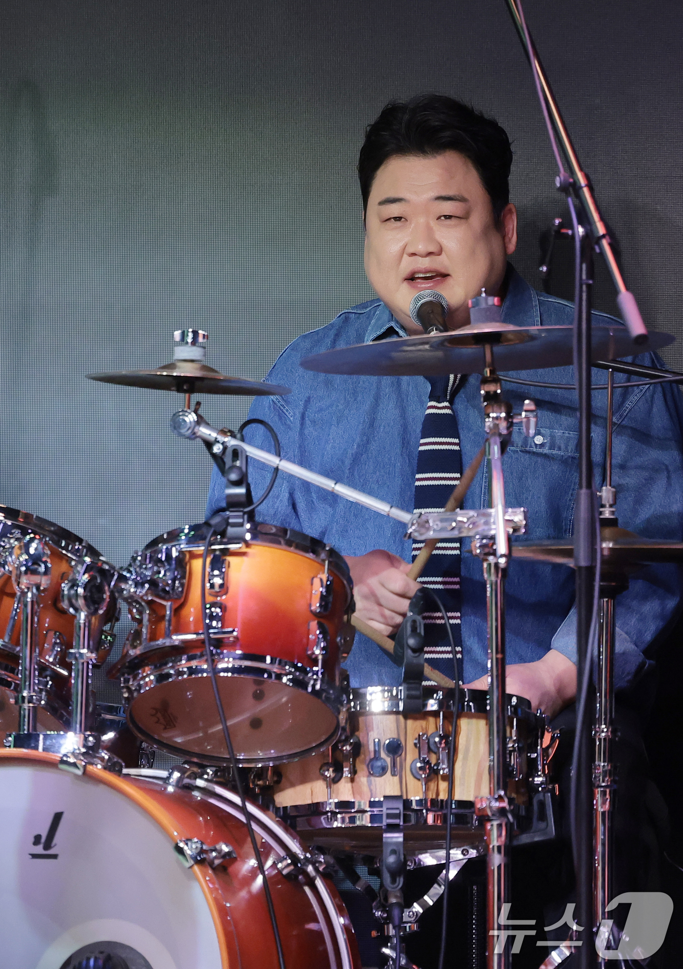 (서울=뉴스1) 권현진 기자 = 아묻따밴드 김준현이 12일 오후 서울 종로구 SA홀에서 진행된 첫 번째 디지털 싱글 ‘알고 있잖아’ 발매 기념 쇼케이스에서 타이틀곡 ‘알고 있잖아’ …