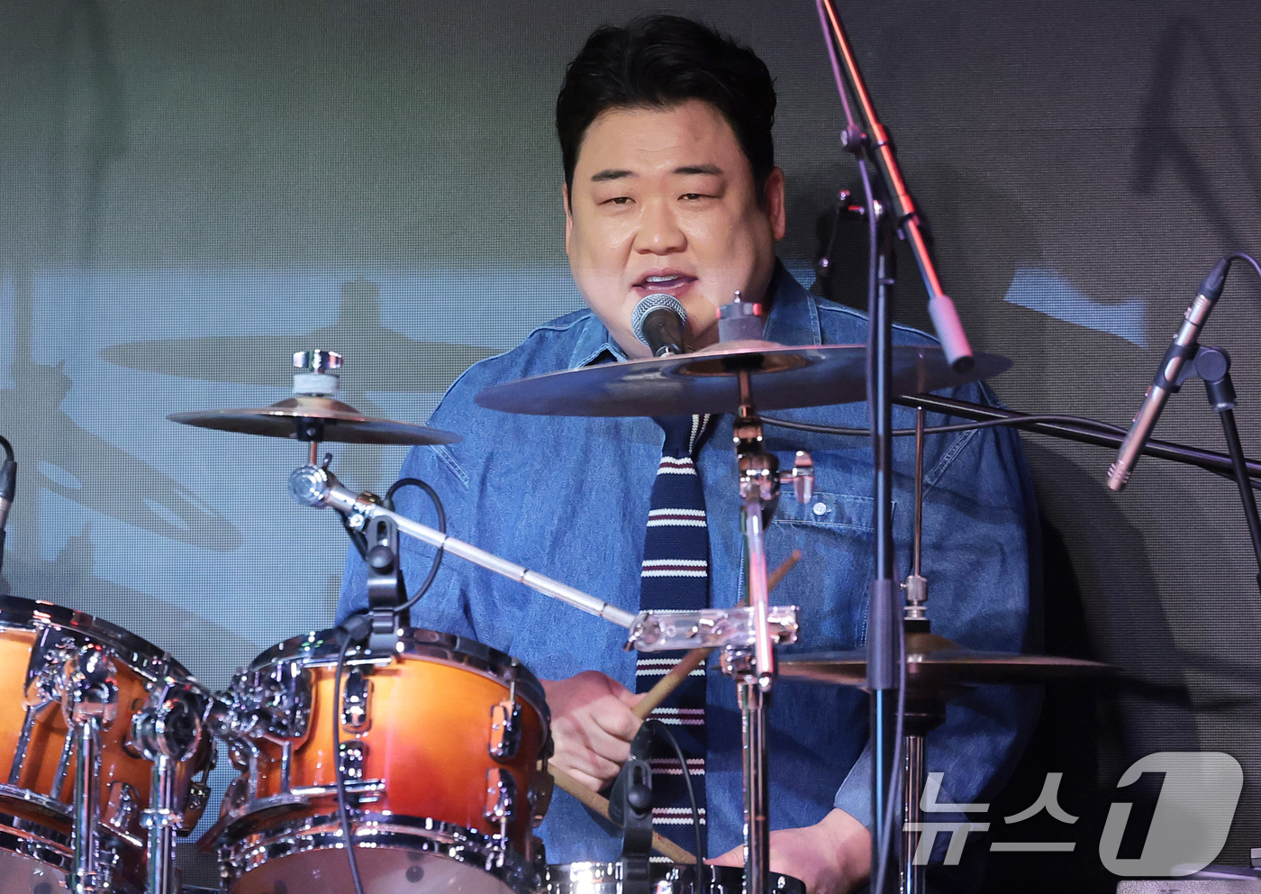 (서울=뉴스1) 권현진 기자 = 아묻따밴드 김준현이 12일 오후 서울 종로구 SA홀에서 진행된 첫 번째 디지털 싱글 ‘알고 있잖아’ 발매 기념 쇼케이스에서 타이틀곡 ‘알고 있잖아’ …