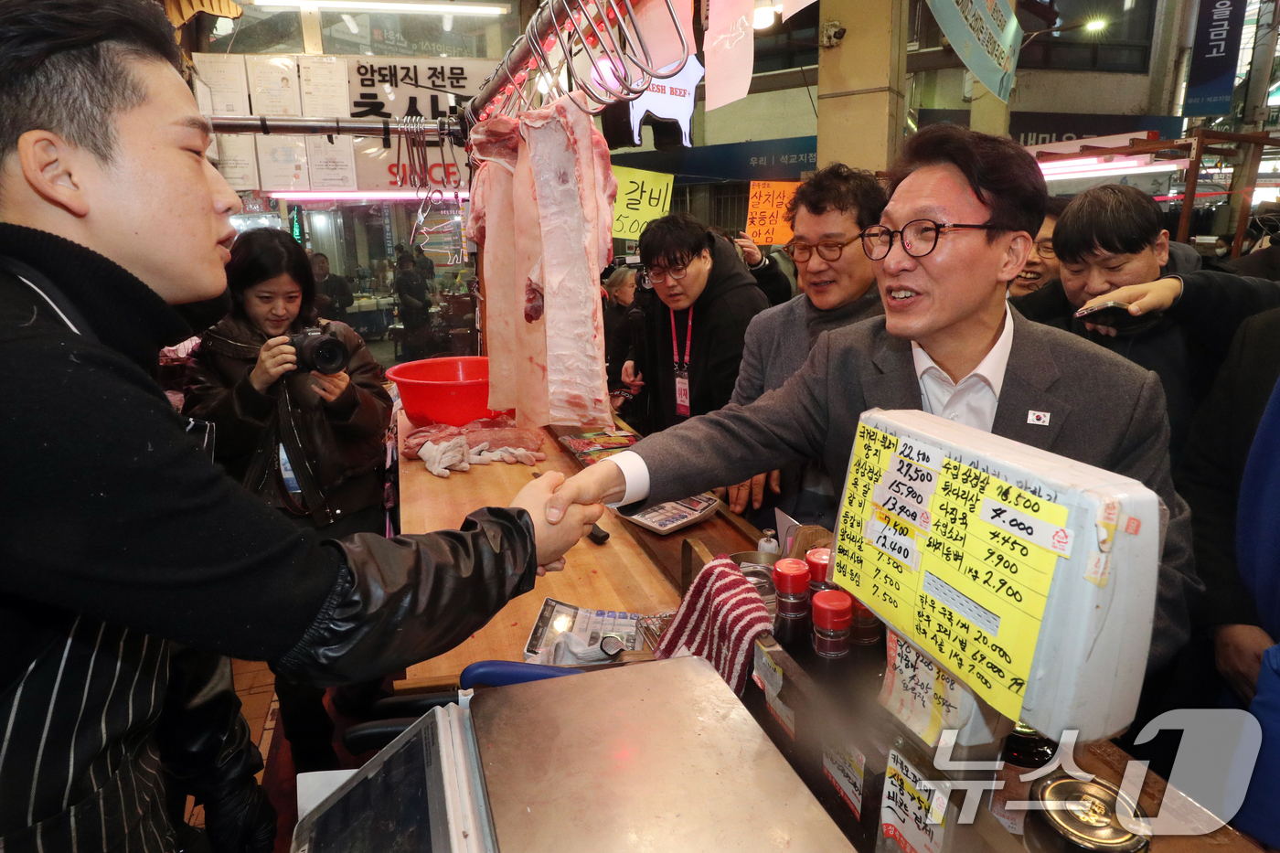 (청주=뉴스1) 김용빈 기자 = 김민석 국무총리가 12일 오후 설 명절을 앞두고 충북 청주시 육거리종합시장을 방문해 상인과 인사하고 있다. 2026.2.12/뉴스1