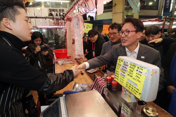 시장 상인과 인사하는 김 총리