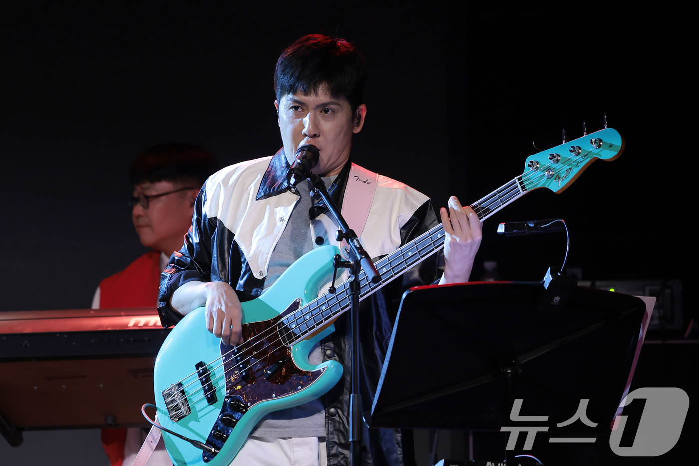 (서울=뉴스1) 권현진 기자 = 아묻따밴드 홍경민이 12일 오후 서울 종로구 SA홀에서 진행된 첫 번째 디지털 싱글 ‘알고 있잖아’ 발매 기념 쇼케이스에서 타이틀곡 ‘알고 있잖아’ …