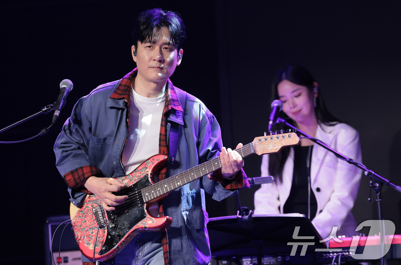 (서울=뉴스1) 권현진 기자 = 아묻따밴드 전인혁이 12일 오후 서울 종로구 SA홀에서 진행된 첫 번째 디지털 싱글 ‘알고 있잖아’ 발매 기념 쇼케이스에서 타이틀곡 ‘알고 있잖아’ …