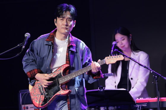 전인혁, 아묻따밴드 기타