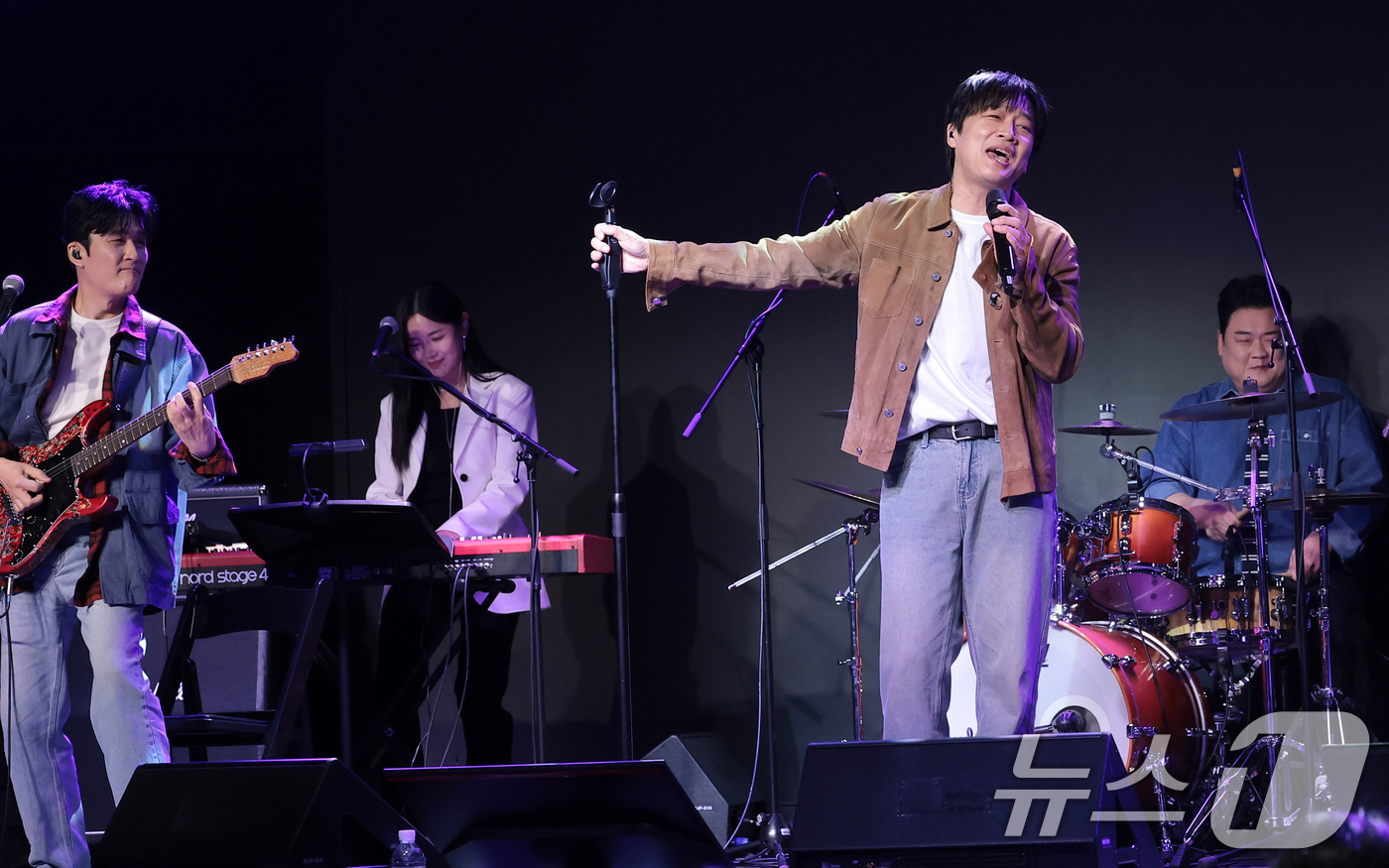 (서울=뉴스1) 권현진 기자 = 아묻따밴드 차태현(오른쪽)이 12일 오후 서울 종로구 SA홀에서 진행된 첫 번째 디지털 싱글 ‘알고 있잖아’ 발매 기념 쇼케이스에서 타이틀곡 ‘알고 …