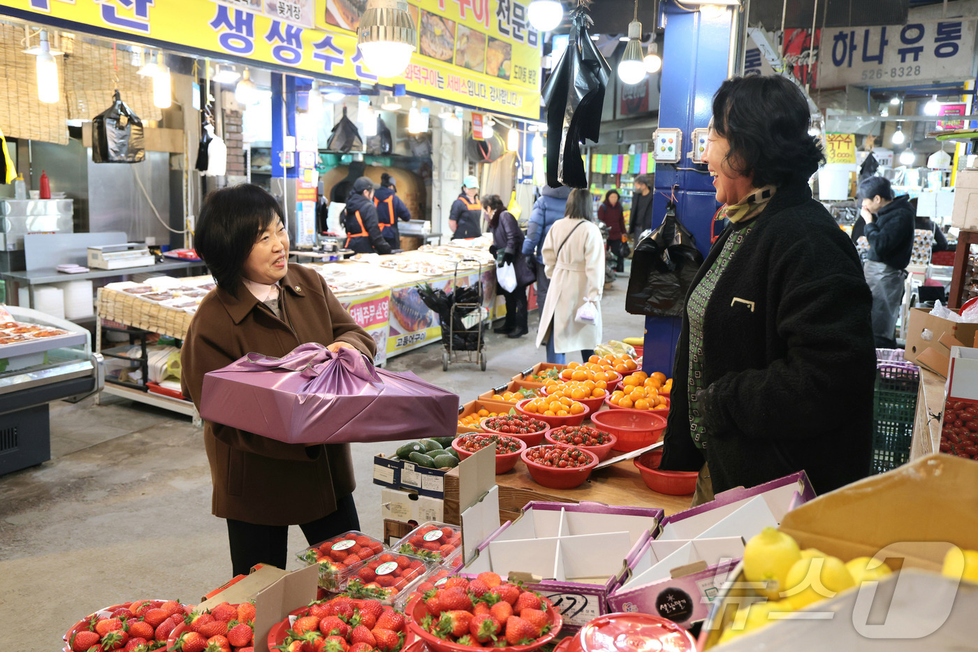 (서울=뉴스1) = 홍소영 병무청장이 12일 대전 서구 도마큰시장을 방문해 전통시장 활성화를 위해 설음식을 구매하고 있다. (병무청 제공. 재판매 및 DB 금지) 2026.2.12 …