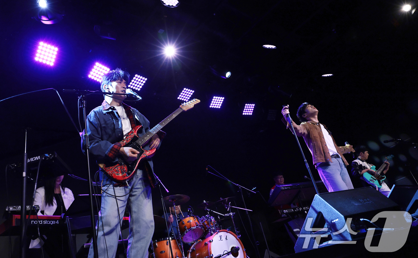 (서울=뉴스1) 권현진 기자 = 아묻따밴드가 12일 오후 서울 종로구 SA홀에서 진행된 첫 번째 디지털 싱글 ‘알고 있잖아’ 발매 기념 쇼케이스에서 타이틀곡 ‘알고 있잖아’를 열창 …