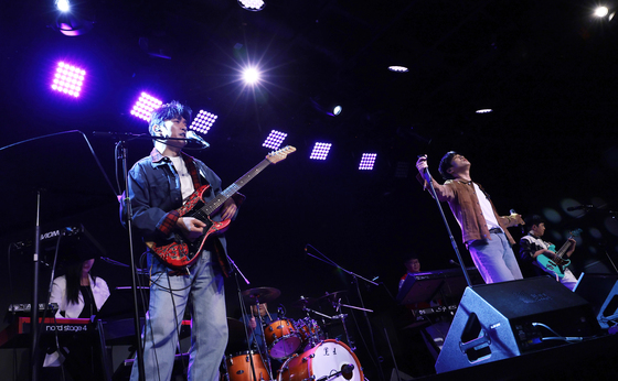 타이틀곡 선보이는 아묻따밴드