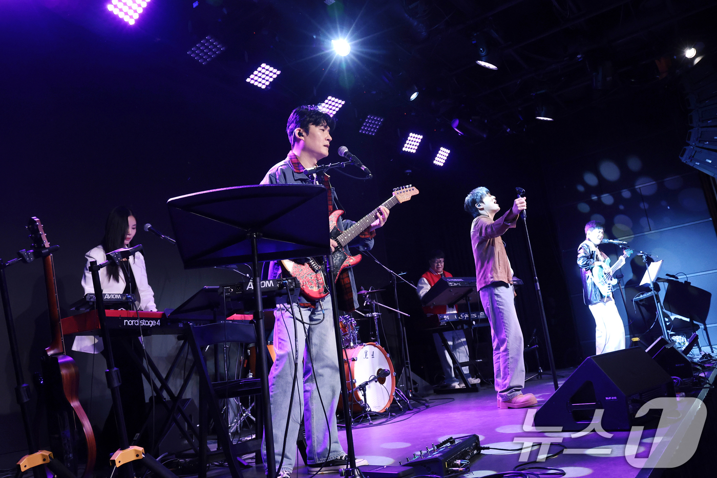 (서울=뉴스1) 권현진 기자 = 아묻따밴드가 12일 오후 서울 종로구 SA홀에서 진행된 첫 번째 디지털 싱글 ‘알고 있잖아’ 발매 기념 쇼케이스에서 타이틀곡 ‘알고 있잖아’를 열창 …