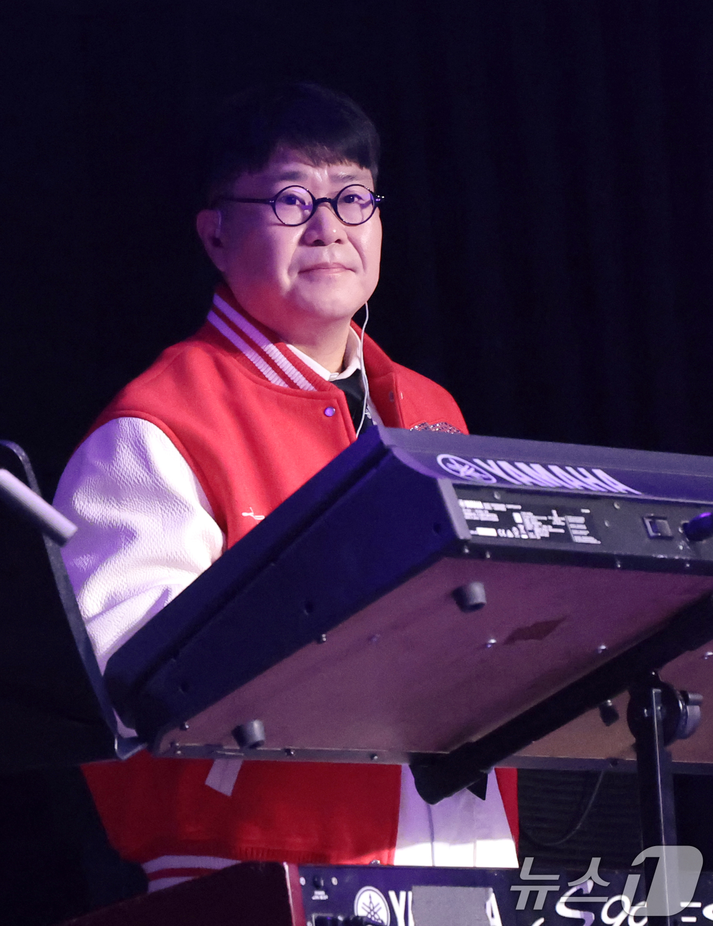 (서울=뉴스1) 권현진 기자 = 아묻따밴드 조영수가 12일 오후 서울 종로구 SA홀에서 진행된 첫 번째 디지털 싱글 ‘알고 있잖아’ 발매 기념 쇼케이스에서 타이틀곡 ‘알고 있잖아’ …