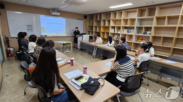 본문 이미지 - 순천만생태문화교육원 생태인문도서관의<strong> </strong>지역민 대상 독서인문교육 자격증반(전남도교육청 제공, 재판매 및 DB 금지)/뉴스1 