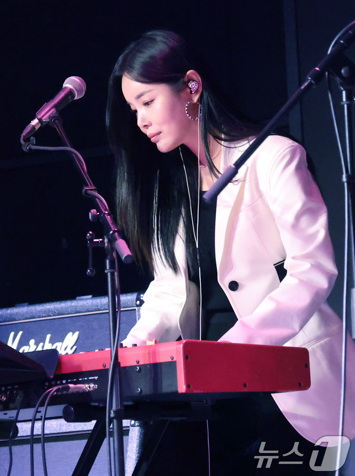 (서울=뉴스1) 권현진 기자 = 아묻따밴드 조정민이 12일 오후 서울 종로구 SA홀에서 진행된 첫 번째 디지털 싱글 ‘알고 있잖아’ 발매 기념 쇼케이스에서 타이틀곡 ‘알고 있잖아’ …