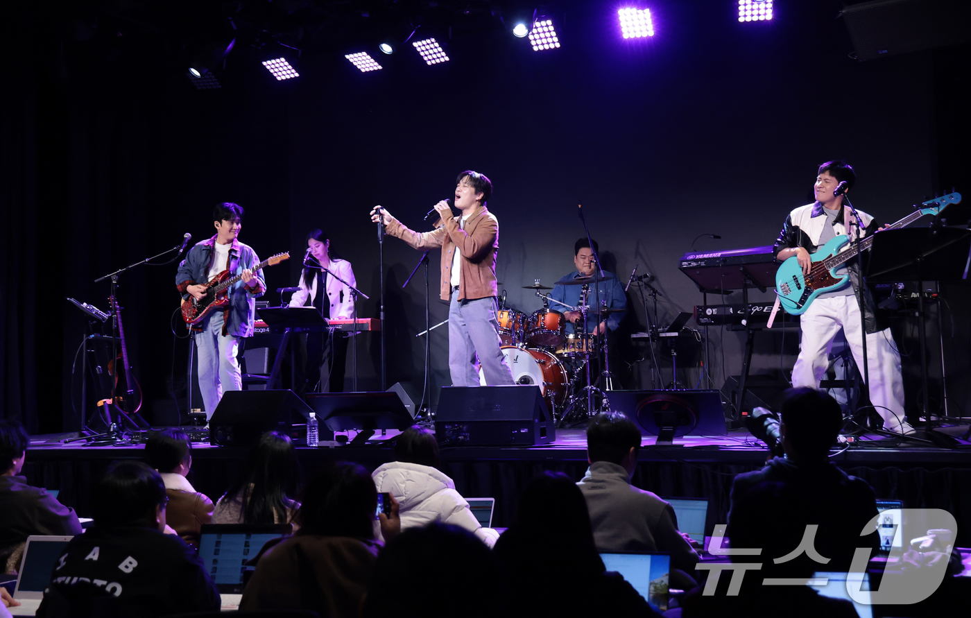 (서울=뉴스1) 권현진 기자 = 아묻따밴드가 12일 오후 서울 종로구 SA홀에서 진행된 첫 번째 디지털 싱글 ‘알고 있잖아’ 발매 기념 쇼케이스에서 타이틀곡 ‘알고 있잖아’를 선보 …