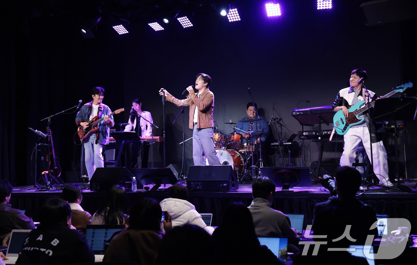 본문 이미지 - 아묻따밴드가 12일 오후 서울 종로구 SA홀에서 진행된 첫 번째 디지털 싱글 ‘알고 있잖아’ 발매 기념 쇼케이스에서 타이틀곡 ‘알고 있잖아’를 선보이고 있다. 아묻따밴드는 홍경민(베이스), 조영수(키보드), 차태현(객원 보컬), 전익혁(기타), 김준현(드럼), 조정민(피아노)이 장르의 경계를 넘나들며 좋은 음악을 선보이기 위해 결성한 밴드다. 2026.2.12 ⓒ 뉴스1 권현진 기자