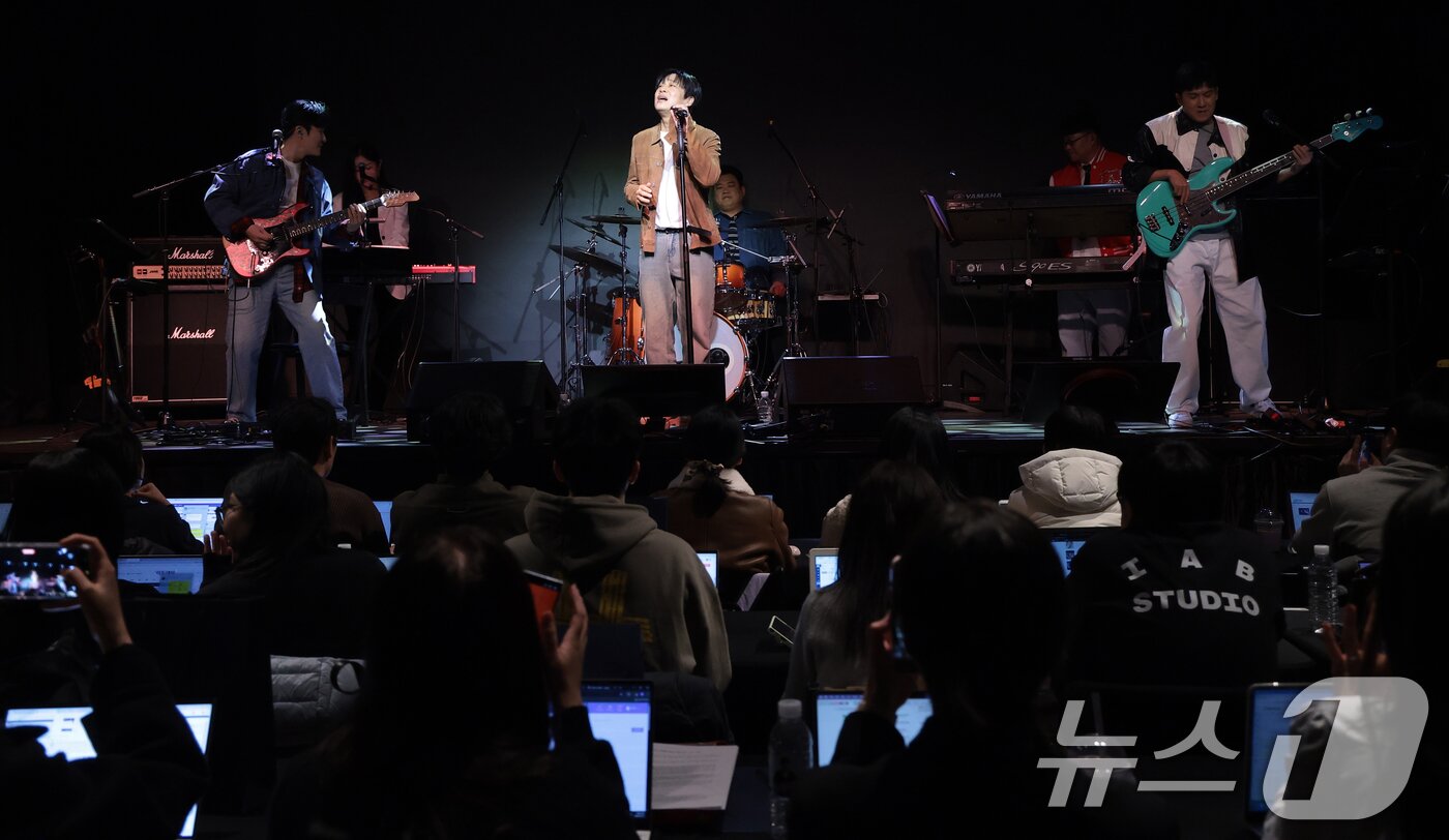 본문 이미지 - 아묻따밴드가 12일 오후 서울 종로구 SA홀에서 진행된 첫 번째 디지털 싱글 ‘알고 있잖아’ 발매 기념 쇼케이스에서 타이틀곡 ‘알고 있잖아’를 선보이고 있다. 아묻따밴드는 홍경민(베이스), 조영수(키보드), 차태현(객원 보컬), 전익혁(기타), 김준현(드럼), 조정민(피아노)이 장르의 경계를 넘나들며 좋은 음악을 선보이기 위해 결성한 밴드다. 2026.2.12 ⓒ 뉴스1 권현진 기자