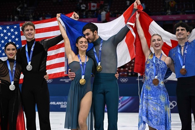 '결성 1년 만 기적' 佛 아이스댄서, 美 부부 꺾고 금메달[올림픽]