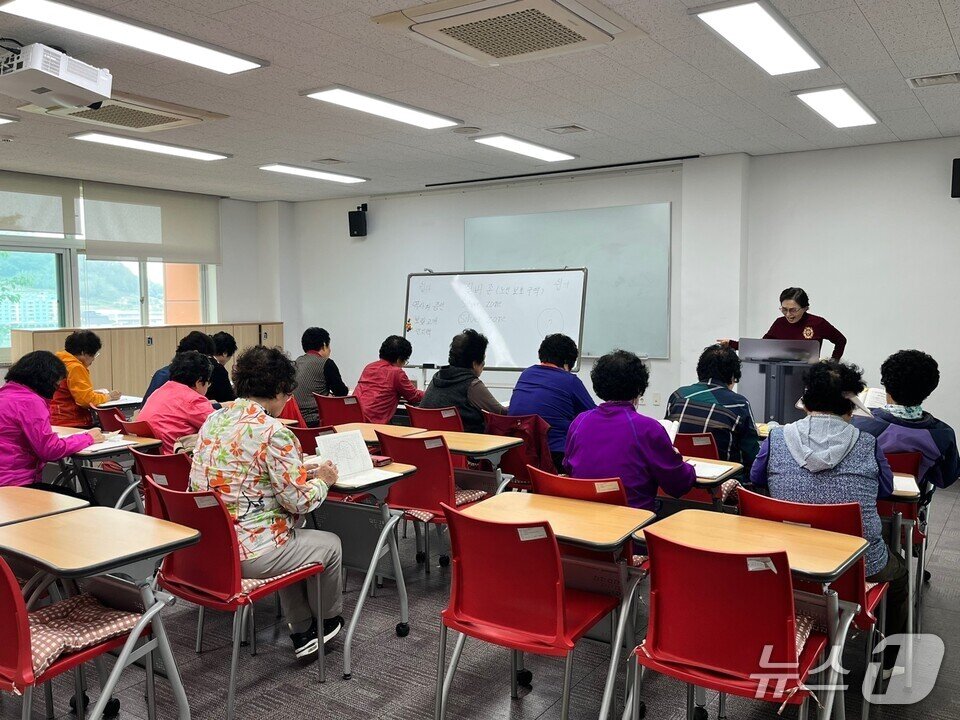 본문 이미지 - 전남도교육청영광도서관의 성인문해교육 아름학당  수업장면. (전남도교육청 제공, 재판매 및 DB 금지)/뉴스1 