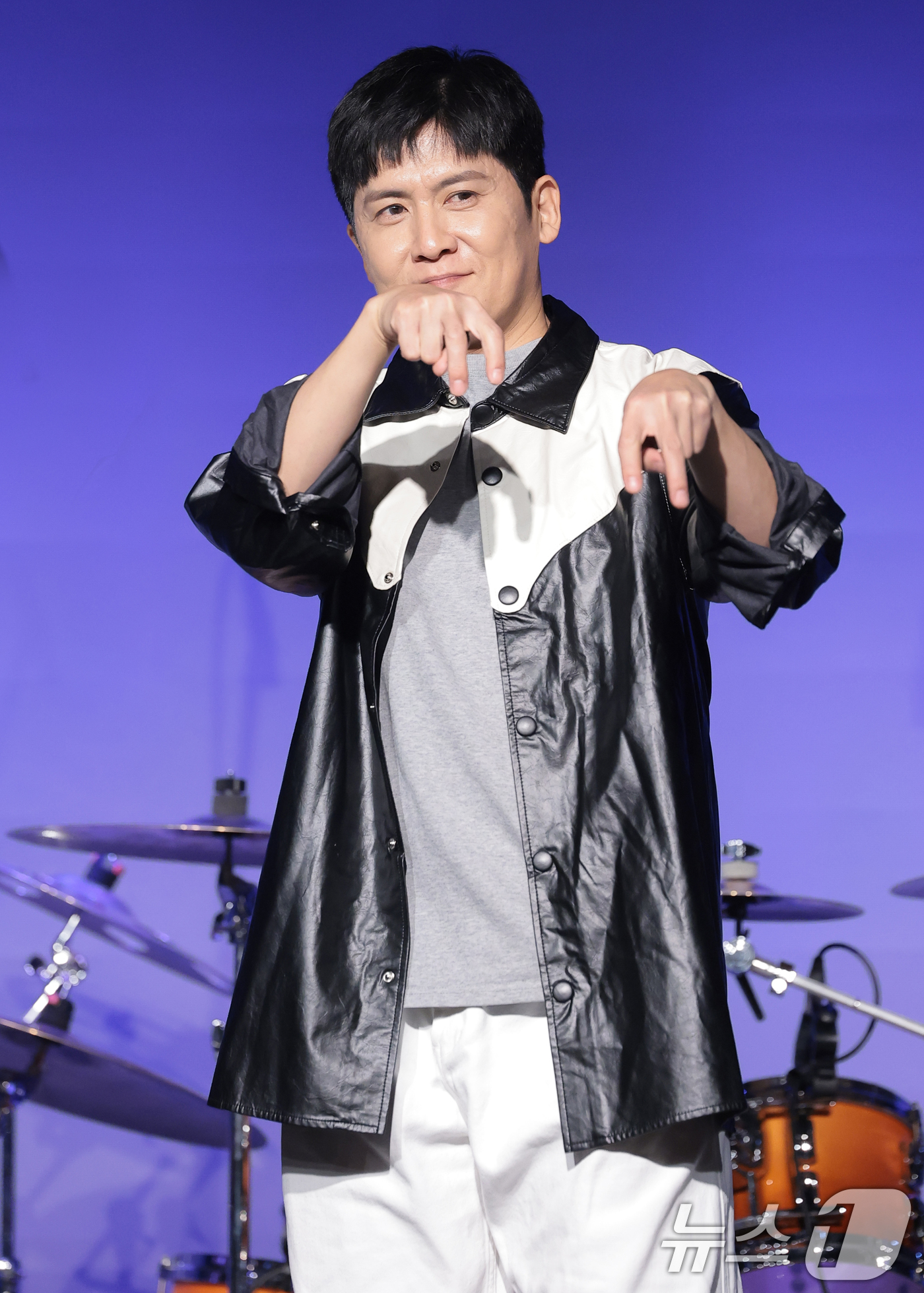 (서울=뉴스1) 권현진 기자 = 아묻따밴드 홍경민이 12일 오후 서울 종로구 SA홀에서 진행된 첫 번째 디지털 싱글 ‘알고 있잖아’ 발매 기념 쇼케이스에서 포즈를 취하고 있다.아묻 …