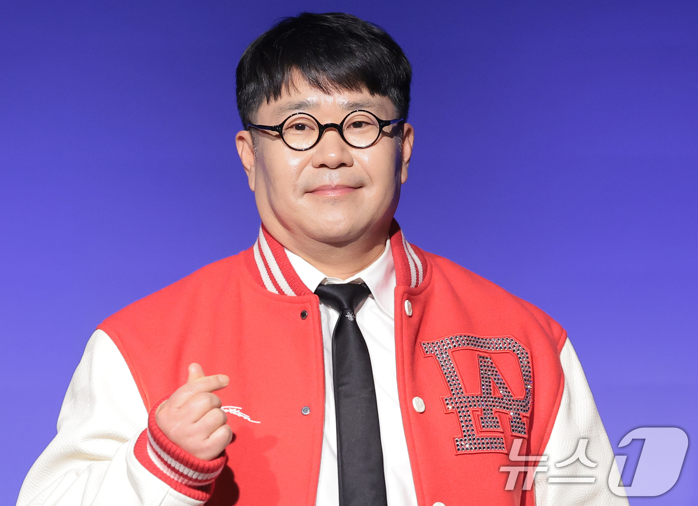 (서울=뉴스1) 권현진 기자 = 아묻따밴드 조영수가 12일 오후 서울 종로구 SA홀에서 진행된 첫 번째 디지털 싱글 ‘알고 있잖아’ 발매 기념 쇼케이스에서 포즈를 취하고 있다.아묻 …