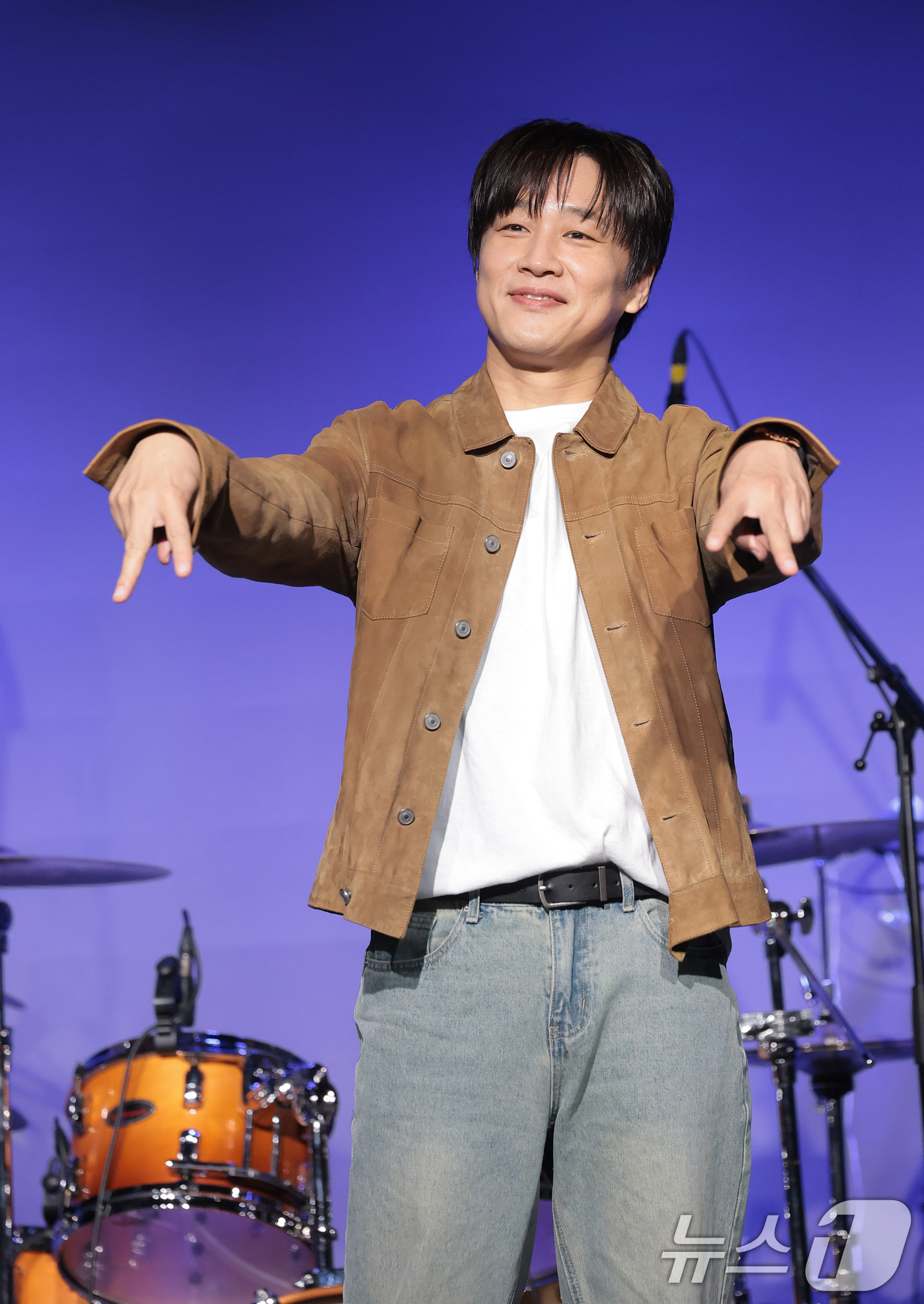 (서울=뉴스1) 권현진 기자 = 아묻따밴드 차태현이 12일 오후 서울 종로구 SA홀에서 진행된 첫 번째 디지털 싱글 ‘알고 있잖아’ 발매 기념 쇼케이스에서 포즈를 취하고 있다.아묻 …