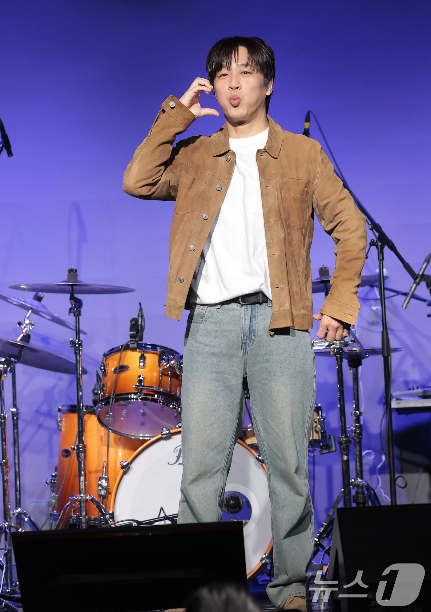 (서울=뉴스1) 권현진 기자 = 아묻따밴드 차태현이 12일 오후 서울 종로구 SA홀에서 진행된 첫 번째 디지털 싱글 ‘알고 있잖아’ 발매 기념 쇼케이스에서 포즈를 취하고 있다.아묻 …