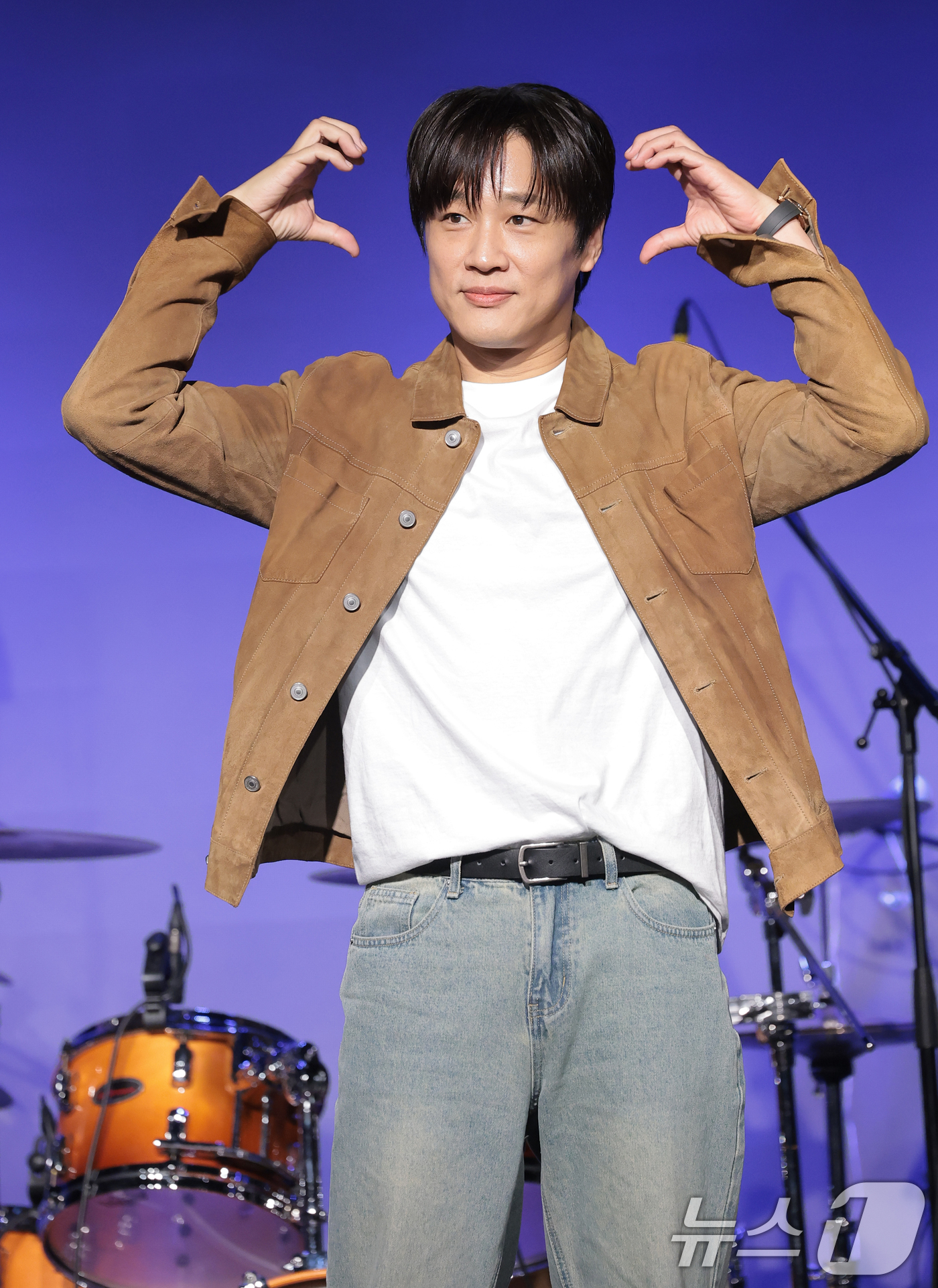 (서울=뉴스1) 권현진 기자 = 아묻따밴드 차태현이 12일 오후 서울 종로구 SA홀에서 진행된 첫 번째 디지털 싱글 ‘알고 있잖아’ 발매 기념 쇼케이스에서 포즈를 취하고 있다.아묻 …