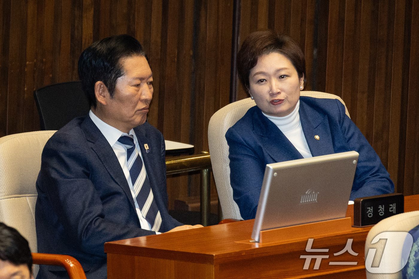 (서울=뉴스1) 유승관 기자 = 정청래 더불어민주당 대표와 이언주 최고위원이 12일 서울 여의도 국회에서 열린 제432회 국회(임시회) 제7차 본회의에서 대화하고 있다. 2026. …