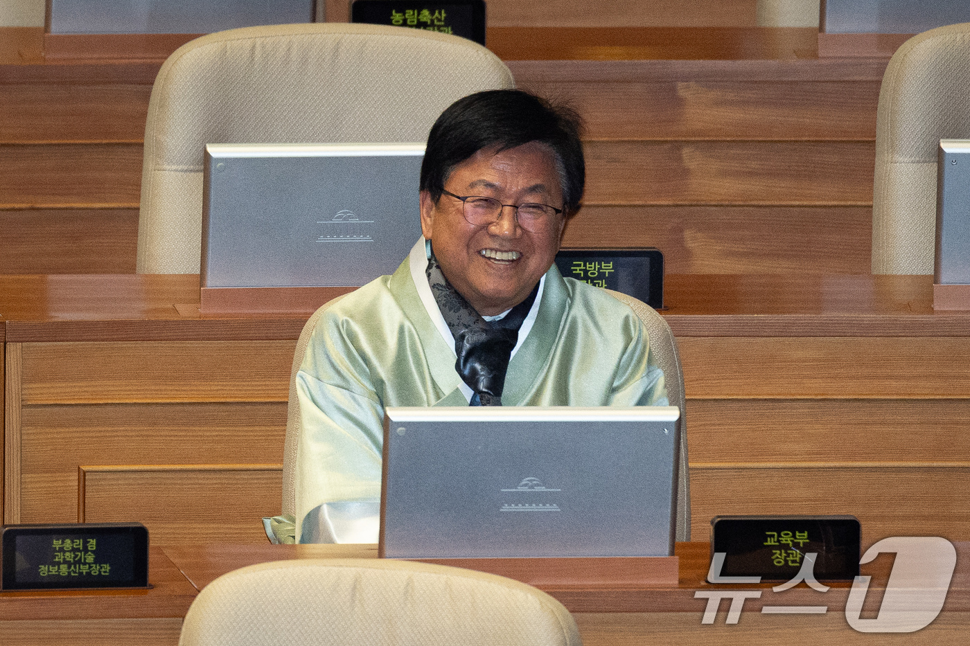 (서울=뉴스1) 유승관 기자 = 최교진 교육부 장관이 12일 서울 여의도 국회에서 열린 제432회 국회(임시회) 제7차 본회의에 한복을 입고 출석해 자리하고 있다. 2026.2.1 …