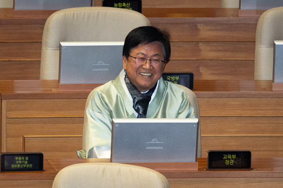 교육장관, '고가 교복 논란'에 "정장 교복 꼭 필요한지 살펴봐야"