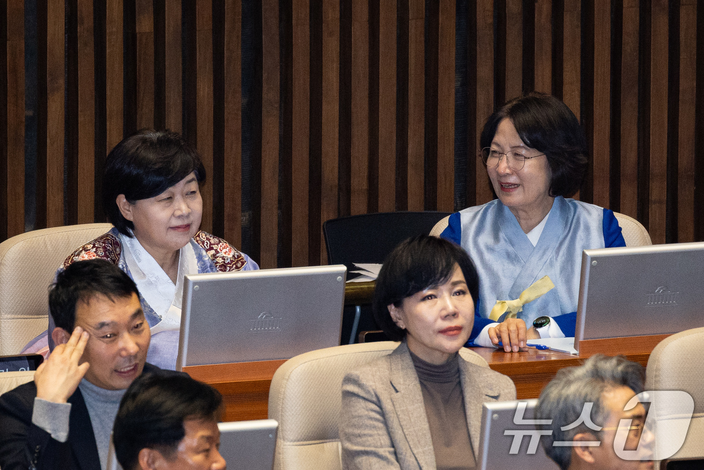 (서울=뉴스1) 유승관 기자 = 추미애 국회 법제사법위원장과 서영교 더불어민주당 의원이 12일 서울 여의도 국회에서 열린 제432회 국회(임시회) 제7차 본회의에서 대화하고 있다. …