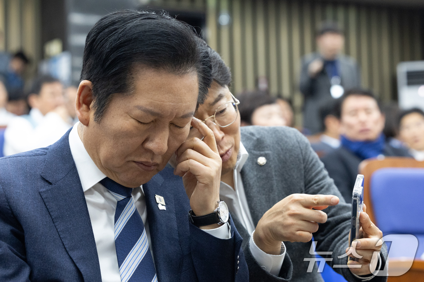 (서울=뉴스1) 이승배 기자 = 12일 서울 여의도 국회에서 열린 더불어민주당 의원총회에서 정청래 대표가 최기상 수석사무부총장과 대화하고 있다. 2026.2.12/뉴스1