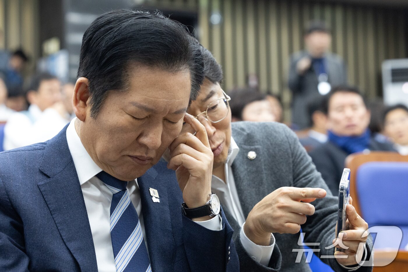 본문 이미지 - 12일 서울 여의도 국회에서 열린 더불어민주당 의원총회에서 정청래 대표가 최기상 수석사무부총장과 대화하고 있다. 2026.2.12 ⓒ 뉴스1 이승배 기자