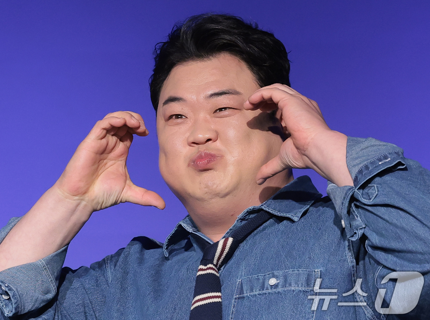 (서울=뉴스1) 권현진 기자 = 아묻따밴드 김준현이 12일 오후 서울 종로구 SA홀에서 진행된 첫 번째 디지털 싱글 ‘알고 있잖아’ 발매 기념 쇼케이스에서 포즈를 취하고 있다.아묻 …