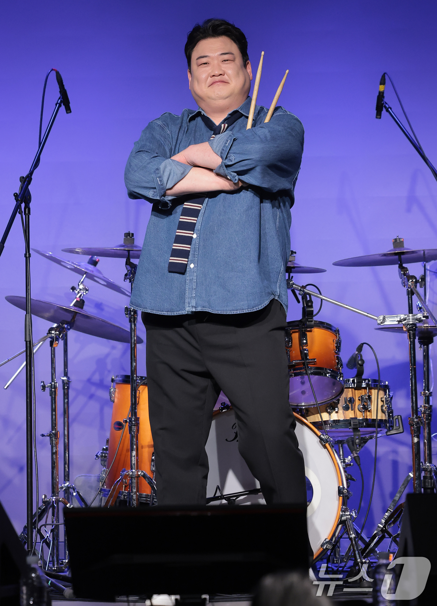 (서울=뉴스1) 권현진 기자 = 아묻따밴드 김준현이 12일 오후 서울 종로구 SA홀에서 진행된 첫 번째 디지털 싱글 ‘알고 있잖아’ 발매 기념 쇼케이스에서 포즈를 취하고 있다.아묻 …