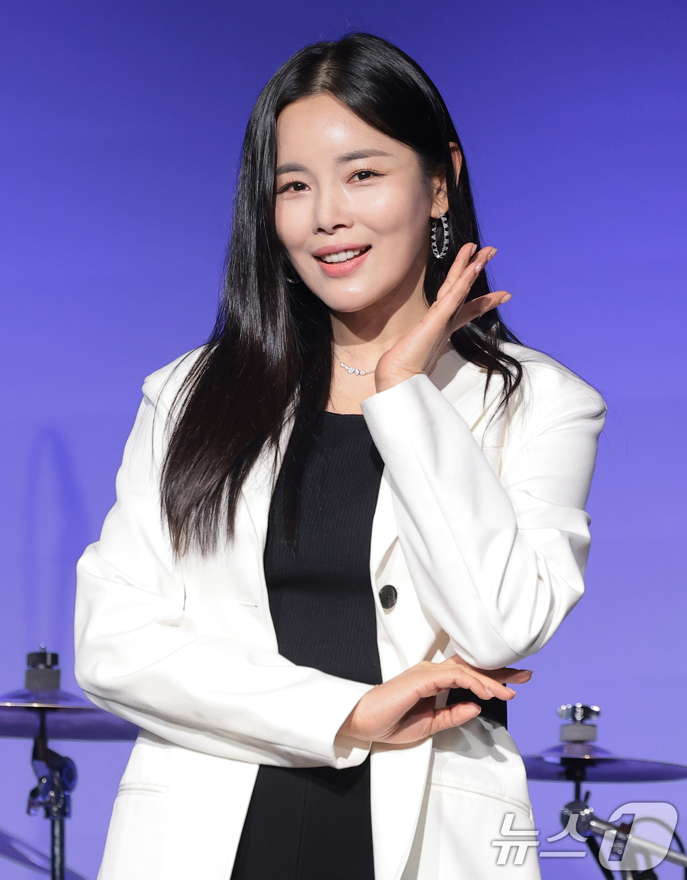 (서울=뉴스1) 권현진 기자 = 아묻따밴드 조정민이 12일 오후 서울 종로구 SA홀에서 진행된 첫 번째 디지털 싱글 ‘알고 있잖아’ 발매 기념 쇼케이스에서 포즈를 취하고 있다.아묻 …