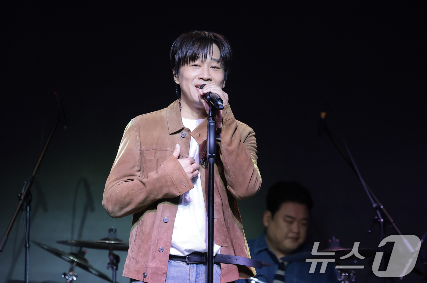 (서울=뉴스1) 권현진 기자 = 아묻따밴드 차태현이 12일 오후 서울 종로구 SA홀에서 진행된 첫 번째 디지털 싱글 ‘알고 있잖아’ 발매 기념 쇼케이스에서 타이틀곡 '알고 있잖아' …