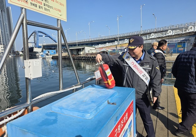 '안전한 설 연휴'…속초해경, 다중이용선박 합동 안전점검