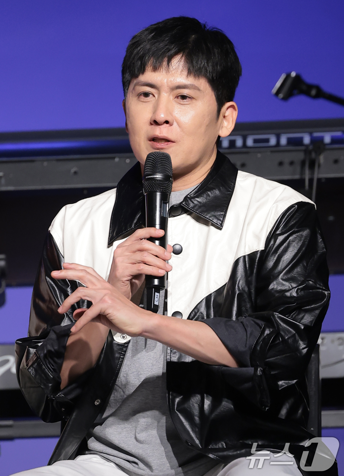 (서울=뉴스1) 권현진 기자 = 아묻따밴드 홍경민이 12일 오후 서울 종로구 SA홀에서 진행된 첫 번째 디지털 싱글 ‘알고 있잖아’ 발매 기념 쇼케이스에서 인사말을 하고 있다.아묻 …