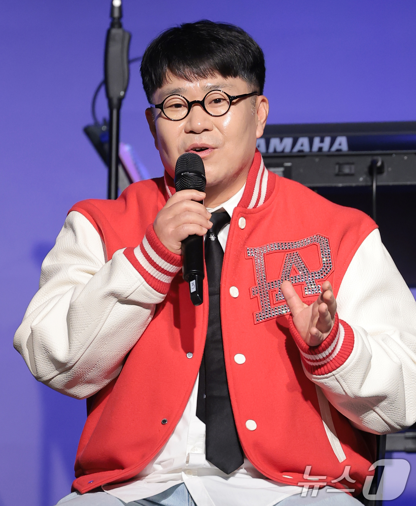 (서울=뉴스1) 권현진 기자 = 아묻따밴드 조영수가 12일 오후 서울 종로구 SA홀에서 진행된 첫 번째 디지털 싱글 ‘알고 있잖아’ 발매 기념 쇼케이스에서 인사말을 하고 있다.아묻 …