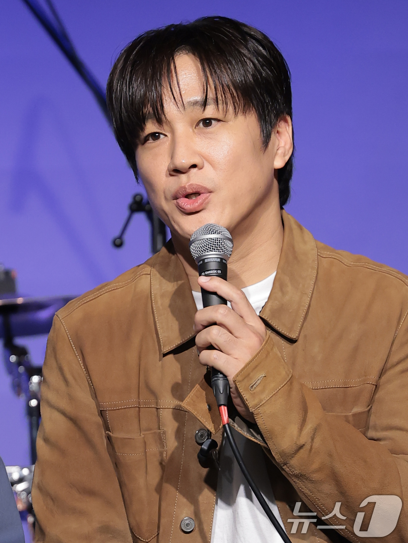 (서울=뉴스1) 권현진 기자 = 아묻따밴드 차태현이 12일 오후 서울 종로구 SA홀에서 진행된 첫 번째 디지털 싱글 ‘알고 있잖아’ 발매 기념 쇼케이스에서 인사말을 하고 있다.아묻 …