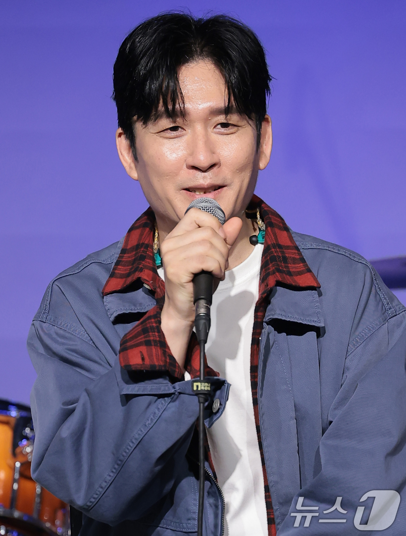 (서울=뉴스1) 권현진 기자 = 아묻따밴드 전인혁이 12일 오후 서울 종로구 SA홀에서 진행된 첫 번째 디지털 싱글 ‘알고 있잖아’ 발매 기념 쇼케이스에서 인사말을 하고 있다.아묻 …