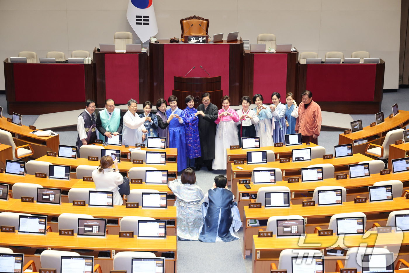 (서울=뉴스1) 신웅수 기자 = 우원식 국회의장이 12일 서울 여의도 국회에서 열린 제432회국회(임시회) 제7차 본회의가 산회된 후 한복을 입은 의원들과 기념 촬영을 하고 있다. …