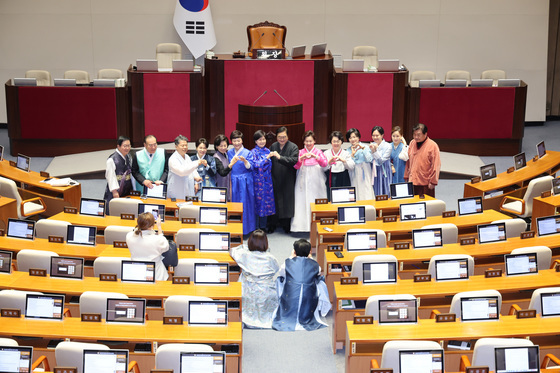 한복 입고 본회의장 기념 촬영