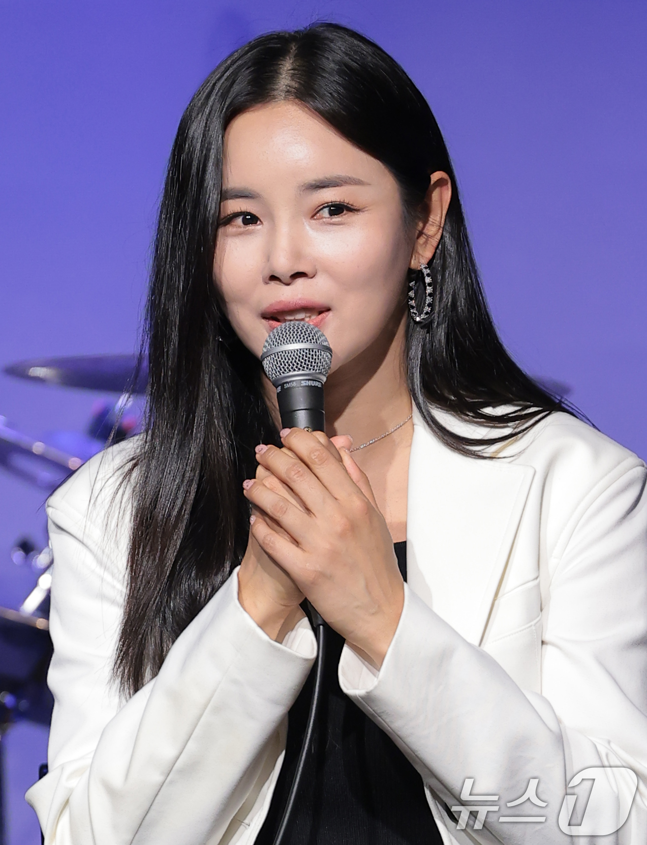 (서울=뉴스1) 권현진 기자 = 아묻따밴드 조정민이 12일 오후 서울 종로구 SA홀에서 진행된 첫 번째 디지털 싱글 ‘알고 있잖아’ 발매 기념 쇼케이스에서 인사말을 하고 있다.아묻 …