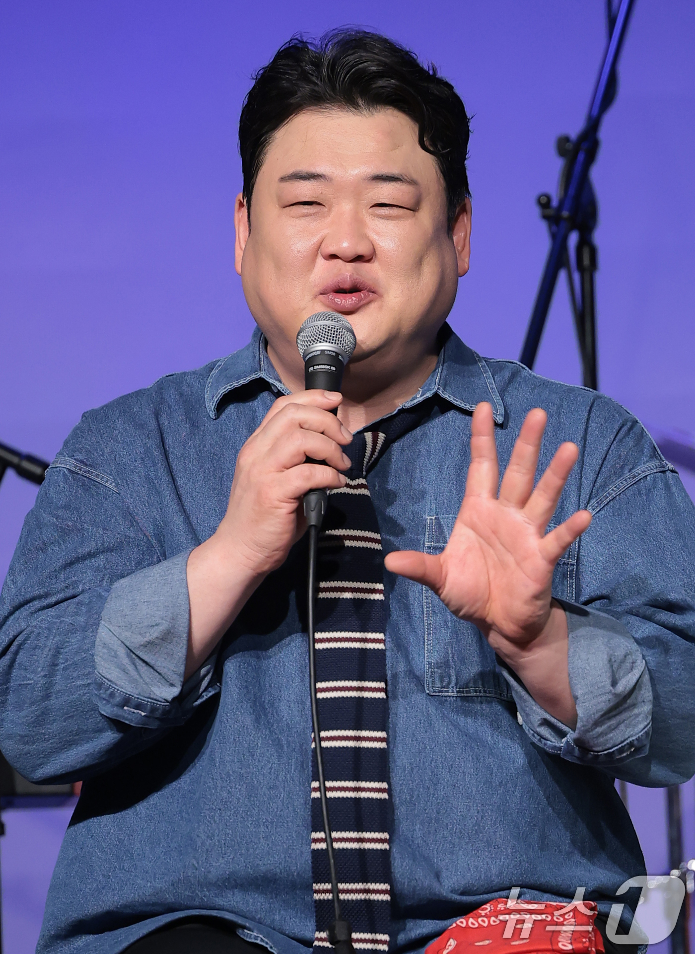 (서울=뉴스1) 권현진 기자 = 아묻따밴드 김준현이 12일 오후 서울 종로구 SA홀에서 진행된 첫 번째 디지털 싱글 ‘알고 있잖아’ 발매 기념 쇼케이스에서 인사말을 하고 있다.아묻 …